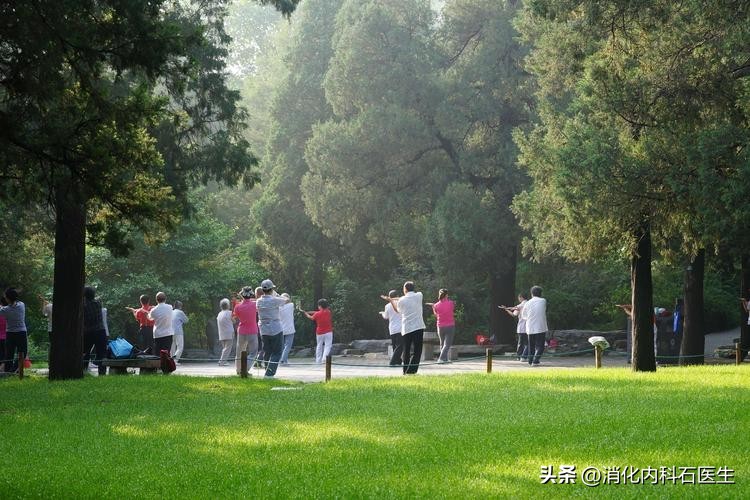 61岁男子咽痛,凌晨厕所晕倒被插管,医生:他差点被大便憋死