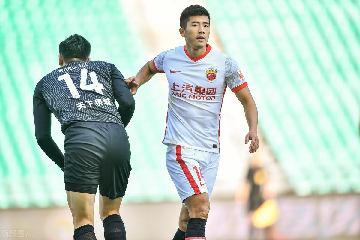 他上赛季还是上港主力，本赛季却连大名单都进不了，曾是国脚