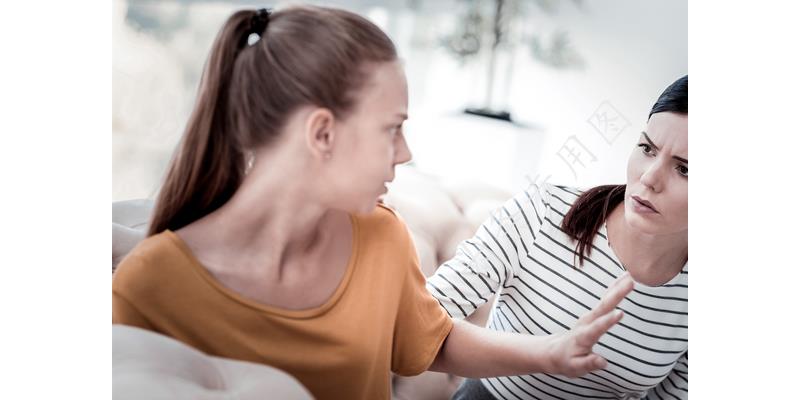 凤凰男母亲退出家族群：“红包你们发100，让我发8000，想得美”