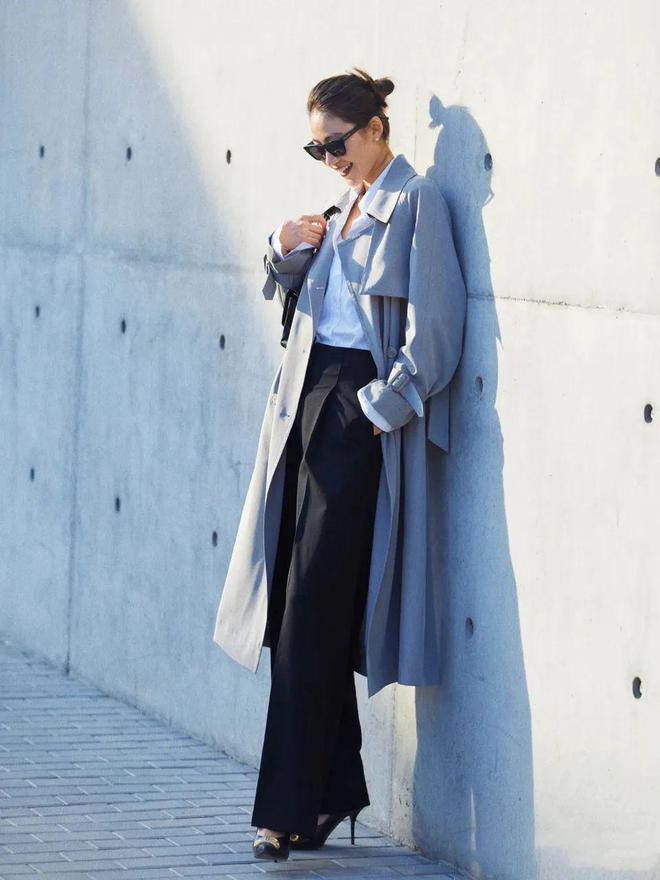 一字带凉鞋黑裤子搭配什么上衣,黑裤子怎么搭配洋气