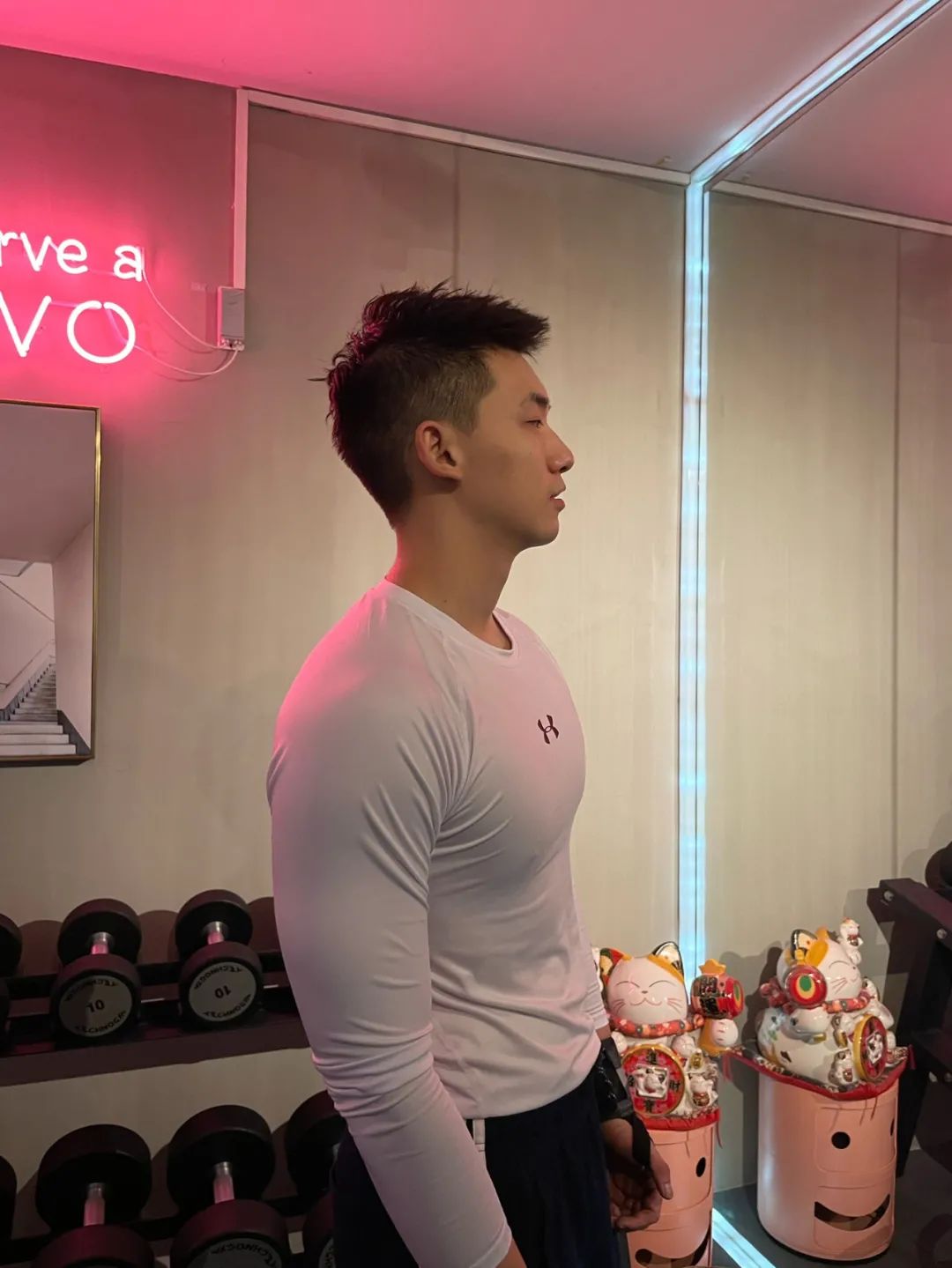 阳刚气十足的正装肌肉帅哥,正装腹肌小哥