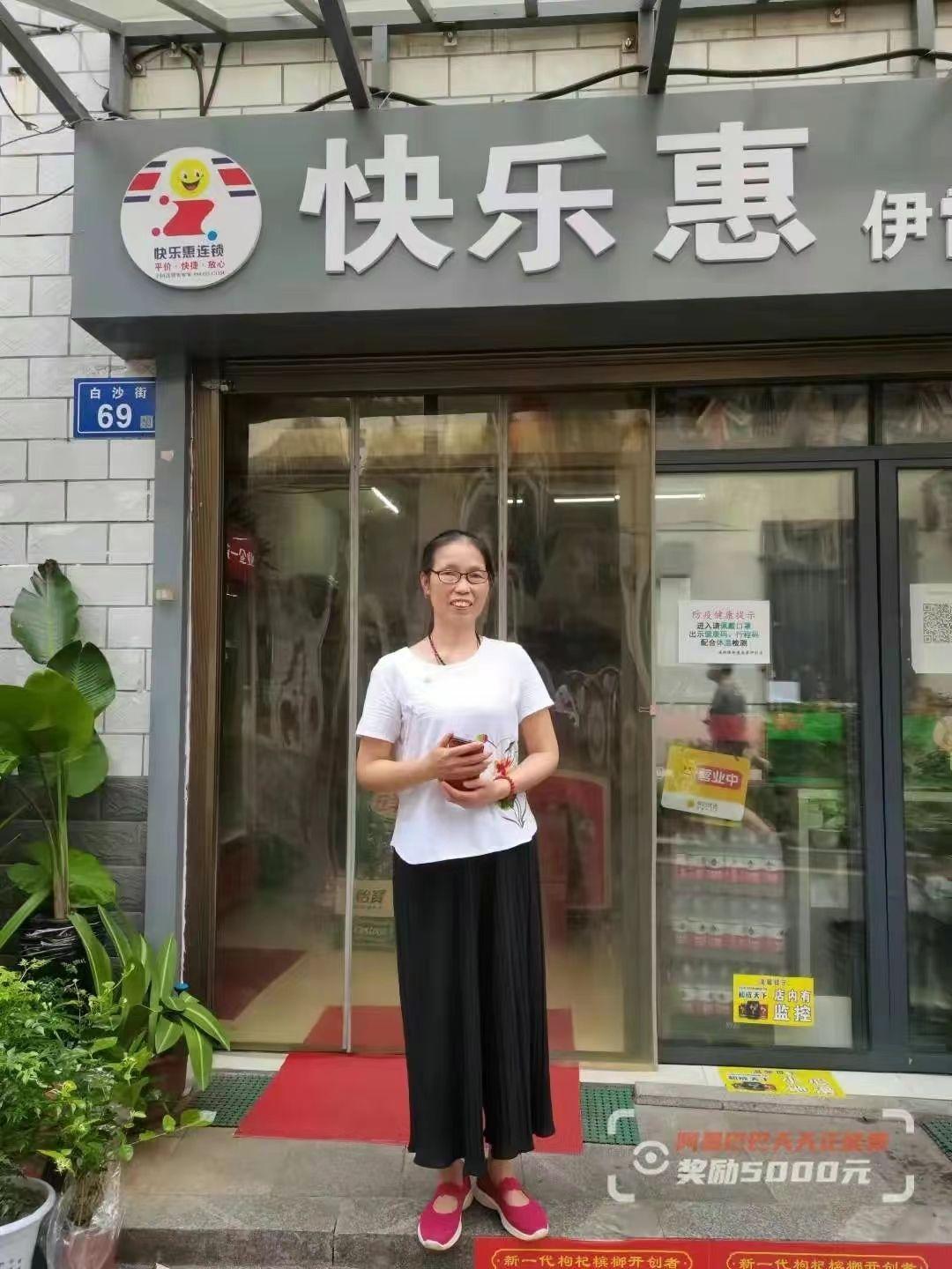 白沙街成夜归女孩“梦魇”，56岁超市大姐留灯11年，守护她们回家