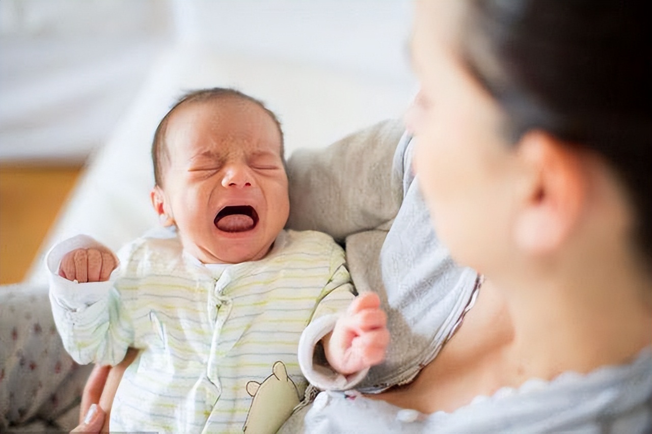 三个月孩子认母表现,三个月大宝宝认人的表现
