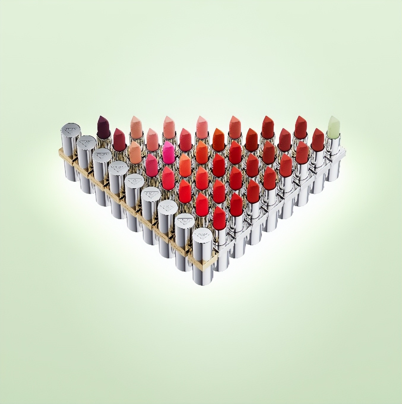 prada彩妆效果,prada唇膏在美妆界地位