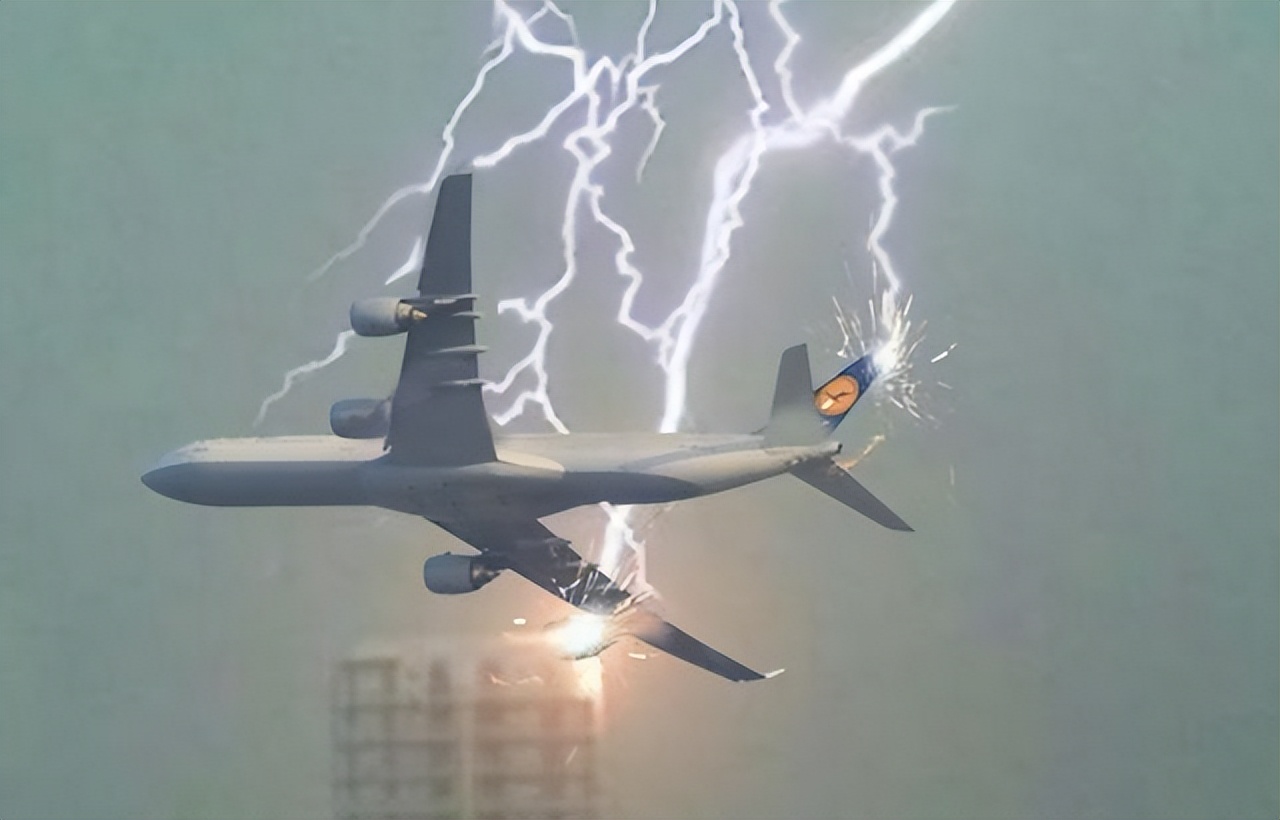 惨!天公作美,日本上空,美三架军机同一天被雷劈