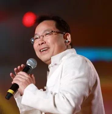 张明敏斜插肩衣服,张明敏白色长衫