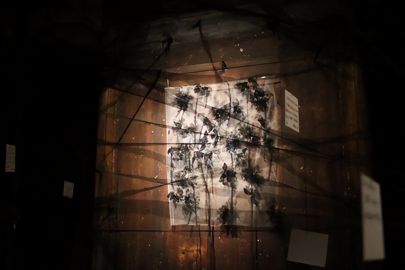 24岁女孩缝出巨型子宫，请人走进去，感受被母体包裹的温柔