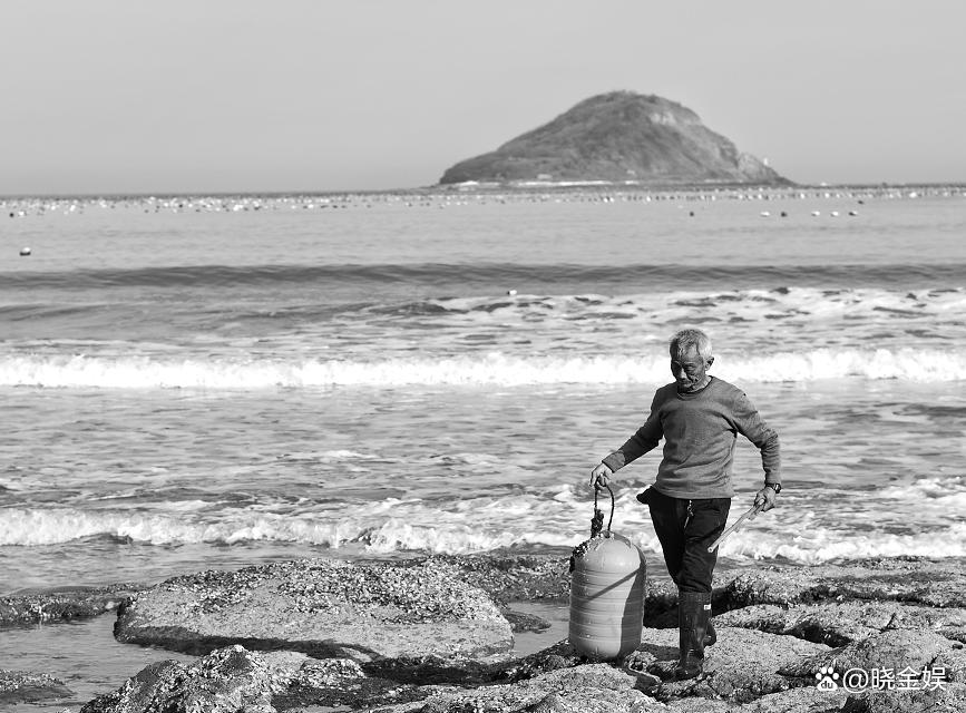 严於信：春节补休到福建，带着自己的哈士奇宠物狗尽享海边慢时光