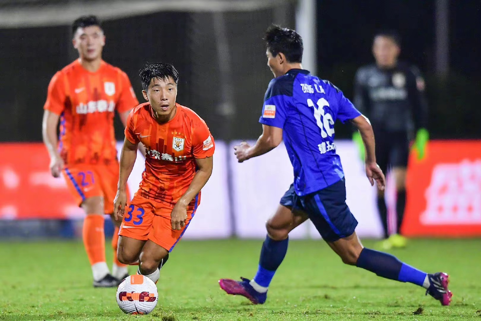 泰山金敬道进球,金敬道因伤退出东亚杯足球比赛