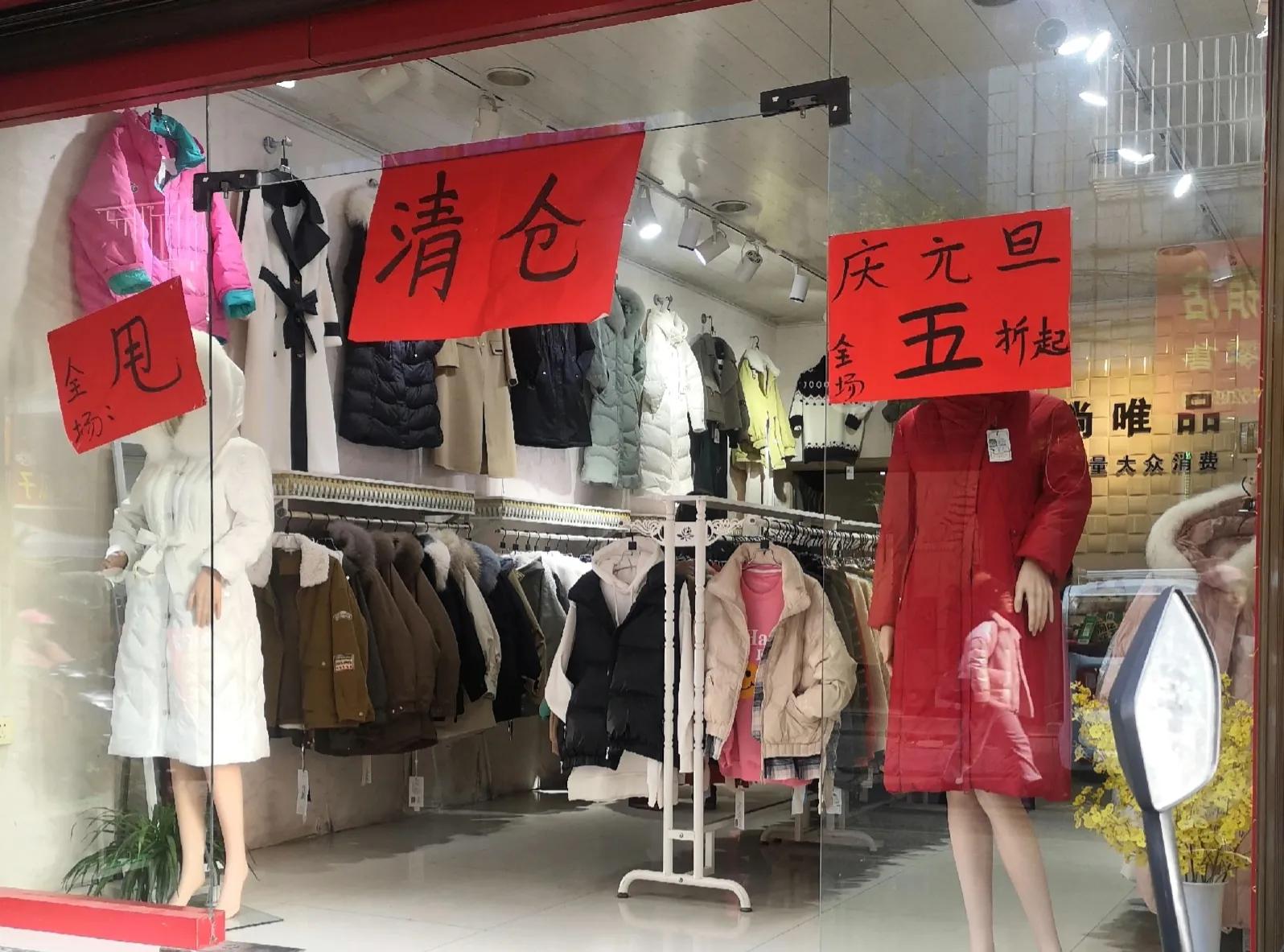 实体店买衣服不满意可以退吗,网上买的衣服不满意怎么退