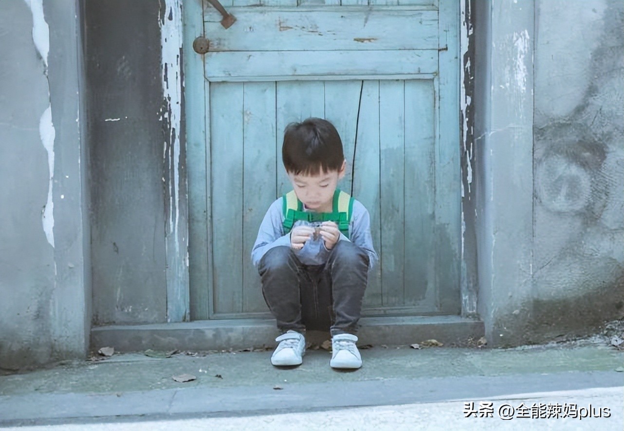 小孩地铁吵闹家长与乘客冲突,小孩地铁被妈妈训委屈爆笑