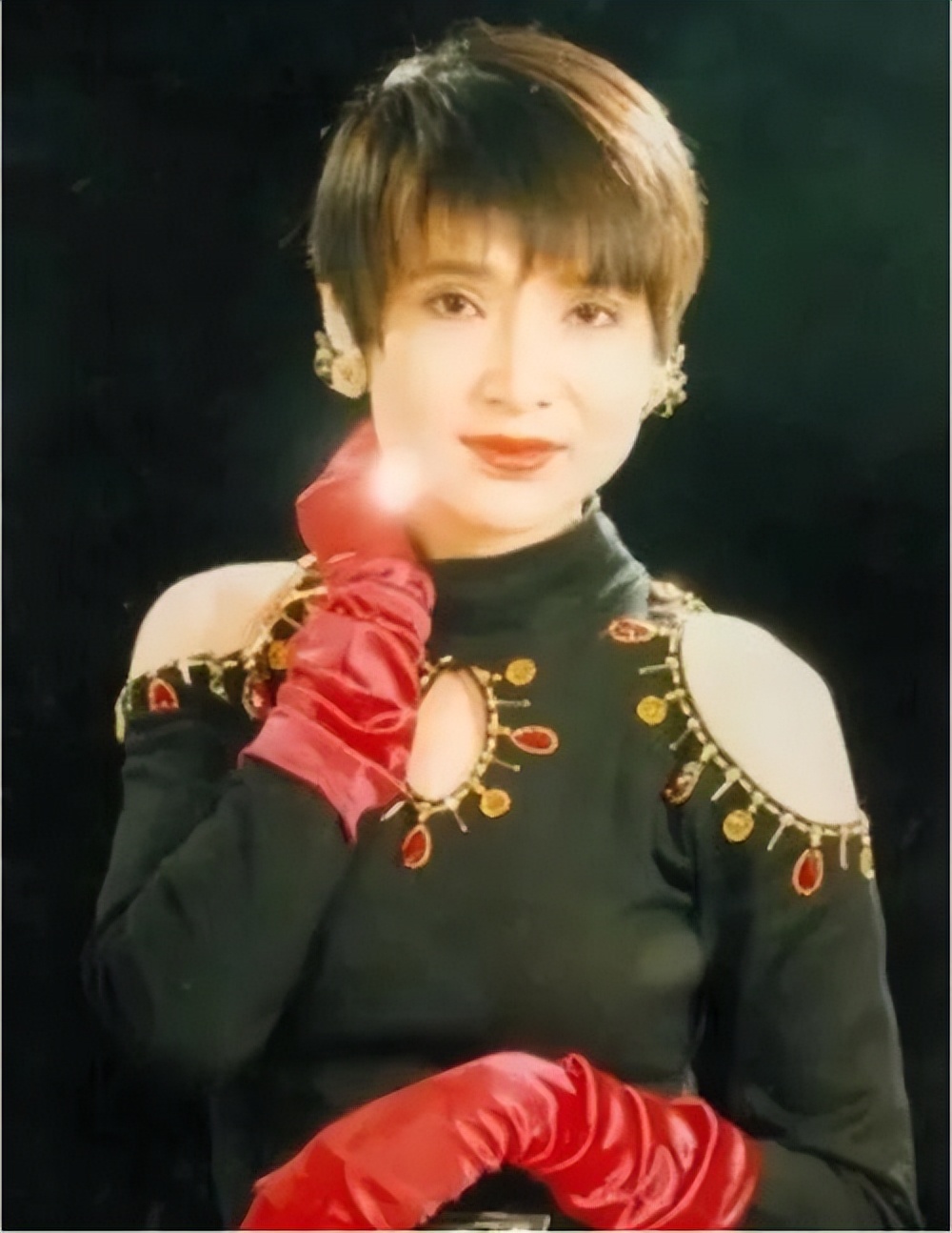 因男友与毛宁发生冲突，她成为了内地第一位被封杀的女艺人