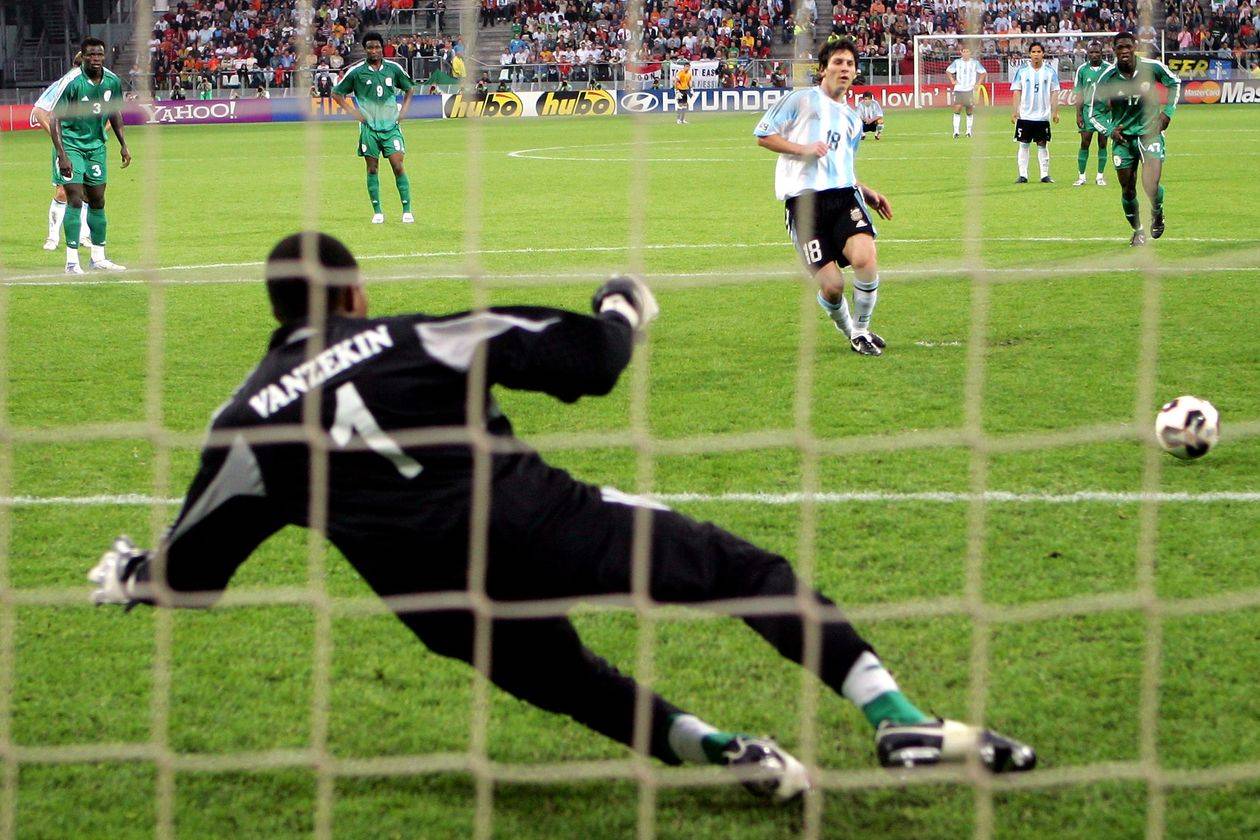 阿迪和耐克c罗和梅西,梅西与c罗是不是签了耐克