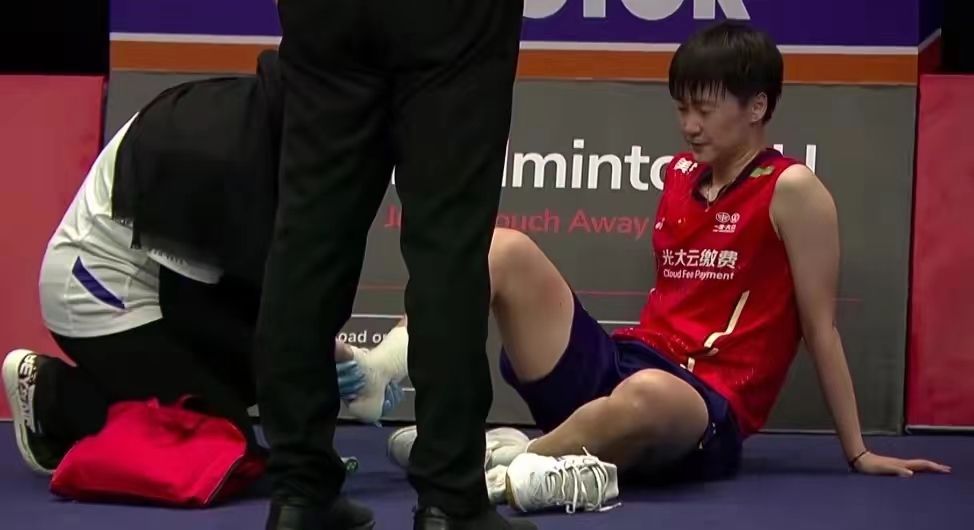 陈雨菲脚踝受伤视频,陈雨菲比赛中脚崴到了很痛的视频