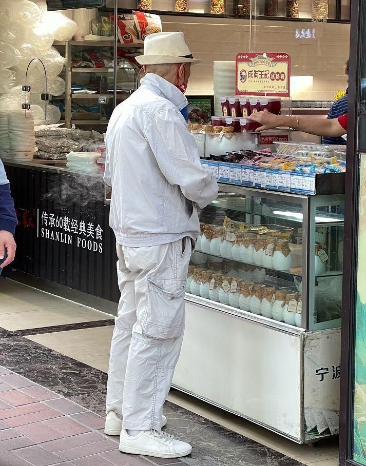 60岁大叔穿休闲鞋好还是老爹鞋好,40岁男人照样可以穿帆布鞋