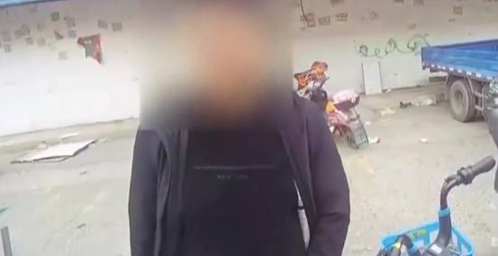 女子占道停车10多天车被铲车铲走,女子占小吃摊位停车20天