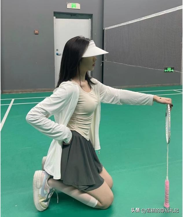 蓝色防晒衫搭配蓝色牛仔短裙,牛仔半身短裙蓝色防晒衫