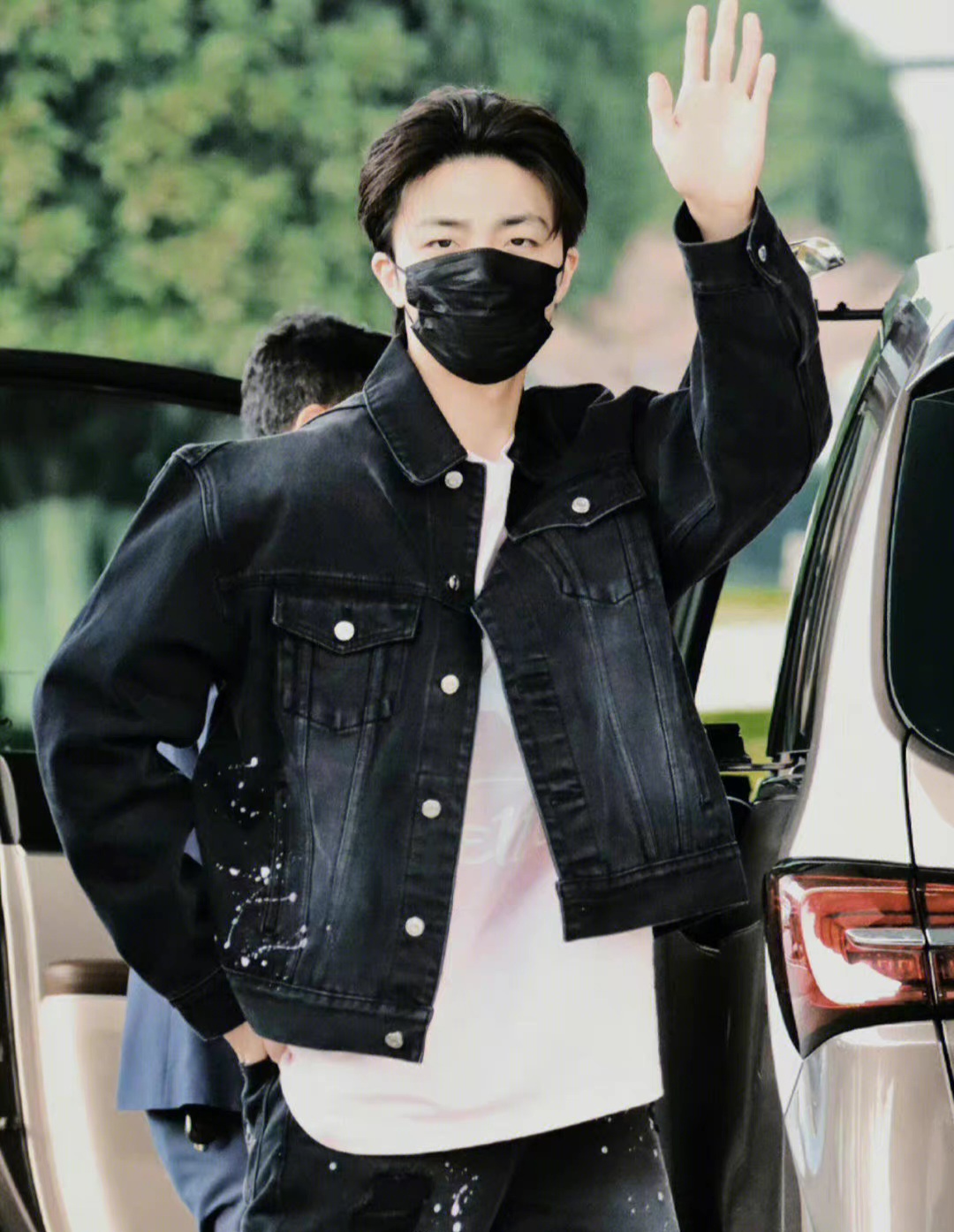 陈立农机场蓝色外套,陈立农巡演牛仔褂