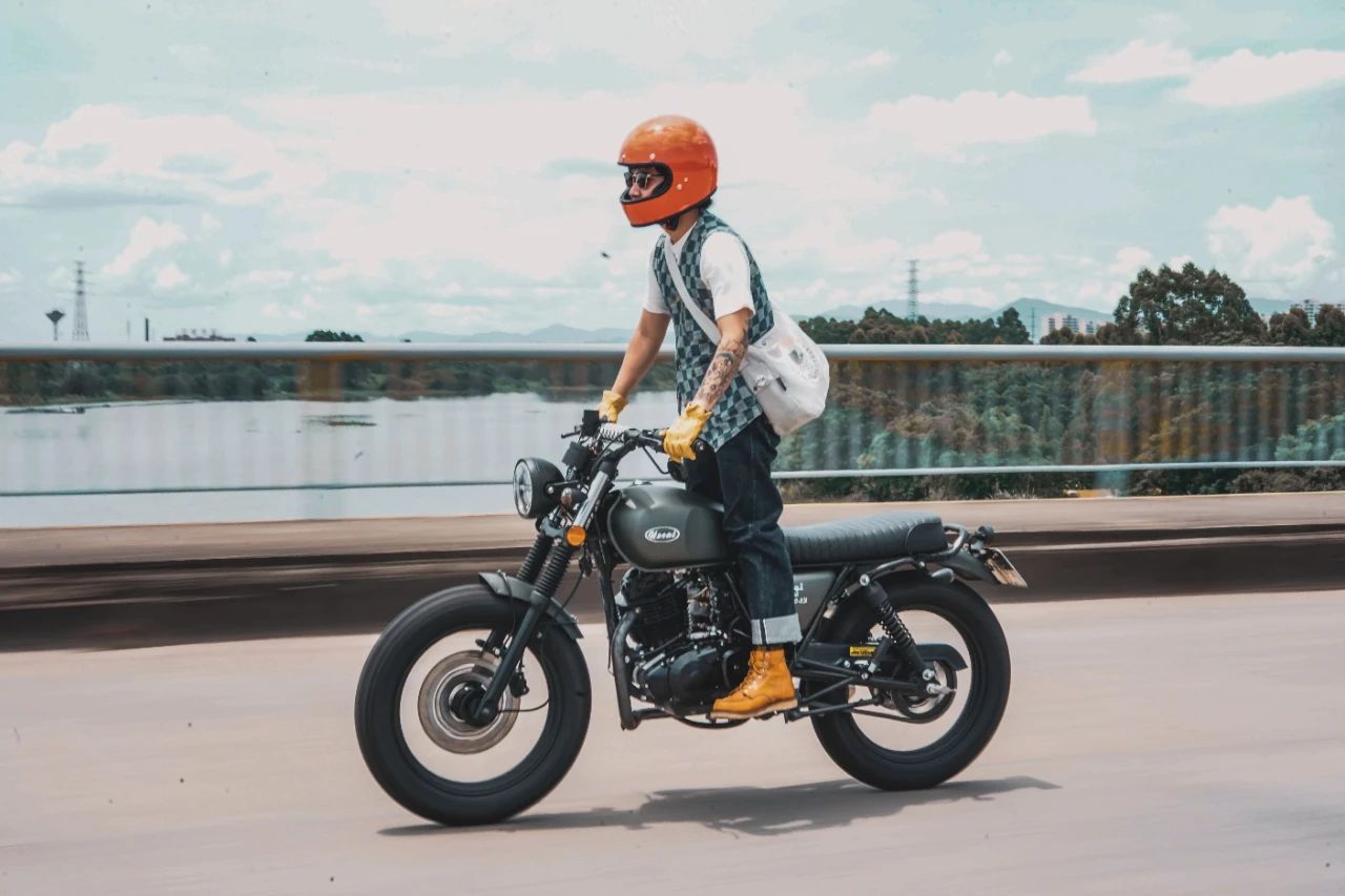 轻骑铃木250cc摩托车,推荐有性能又好看的复古车