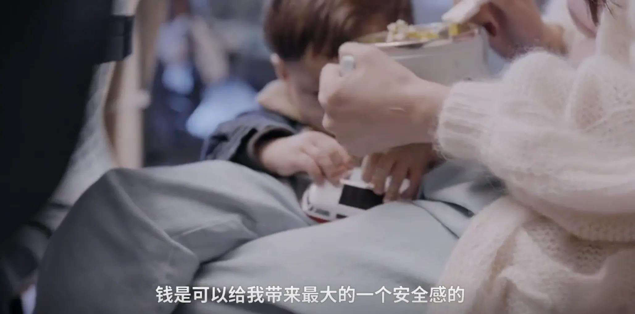 女模特10万元养三胞胎,30岁女模特生下三胞胎