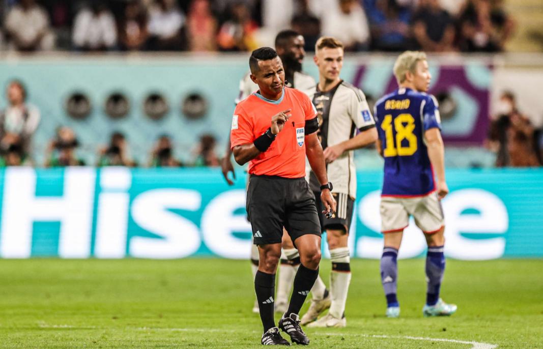 日本队全员冲入场内如同夺冠，日媒滑跪庆祝：史诗级巨人杀