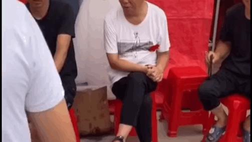 兄弟抢红包是挺快的，就是有点费手机，这屏幕得经常换吧，哈哈哈