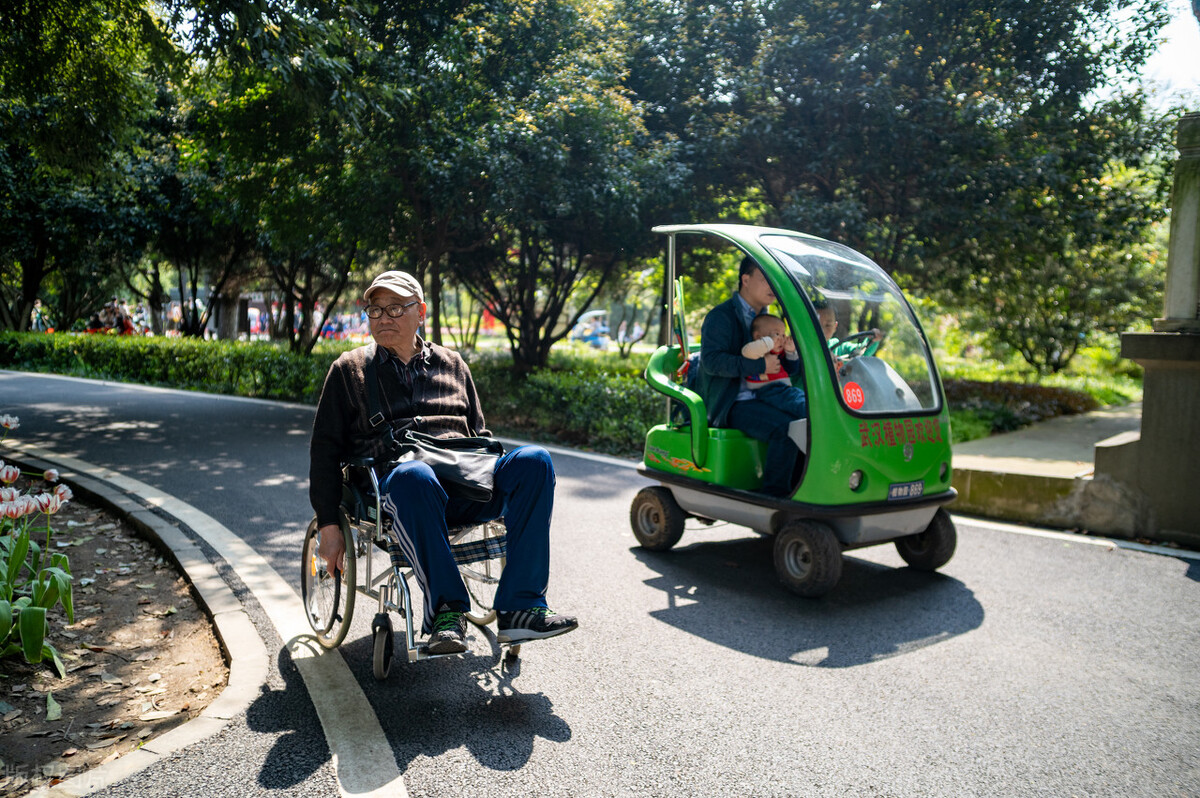 最好开带棚子的电动小三轮,最新款带雨棚微型电动小三轮