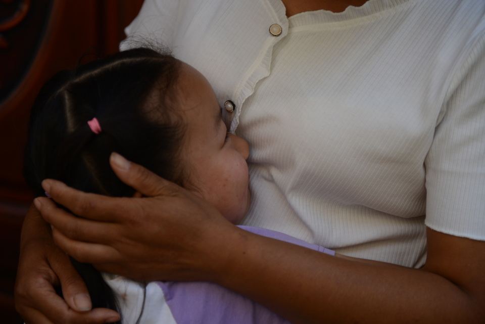 6岁女孩身患罕见病,7岁女儿患罕见病父亲不闻不问