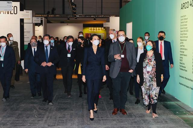 西班牙王后穿什么颜色的衣服好看,西班牙王后穿时尚大衣真拉风