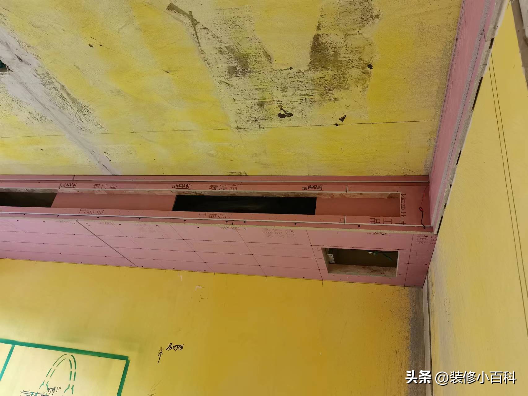 吊顶裂开细缝怎么处理,吊顶刷白裂开怎么回事