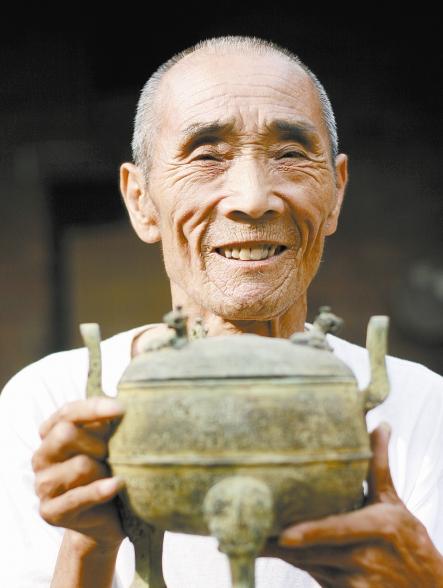 河南老汉制假,河南一老汉造假古董