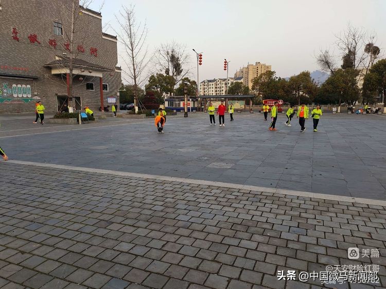 向雷锋同志学习60周年纪念活动,向雷锋同志学习题词视频