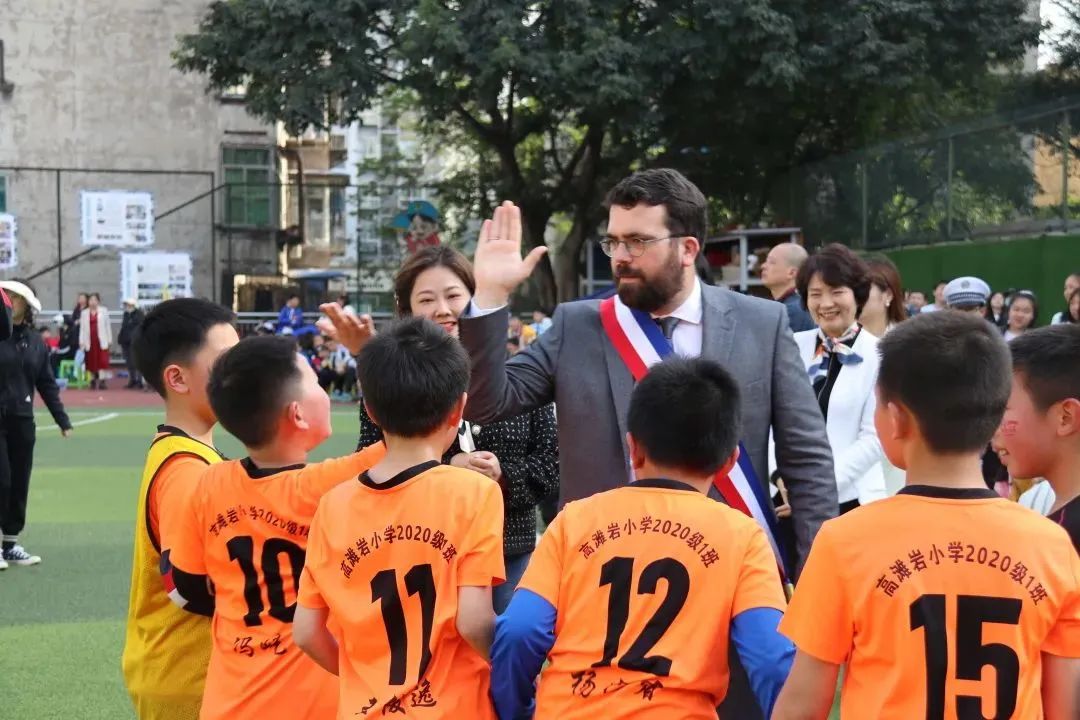 法国欧坦市市长一行来渝交流考察,法国欧坦市市长访问学校