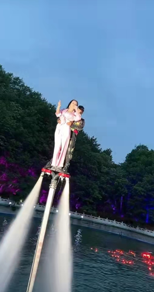 唐薇走路带着风,网红唐薇简介