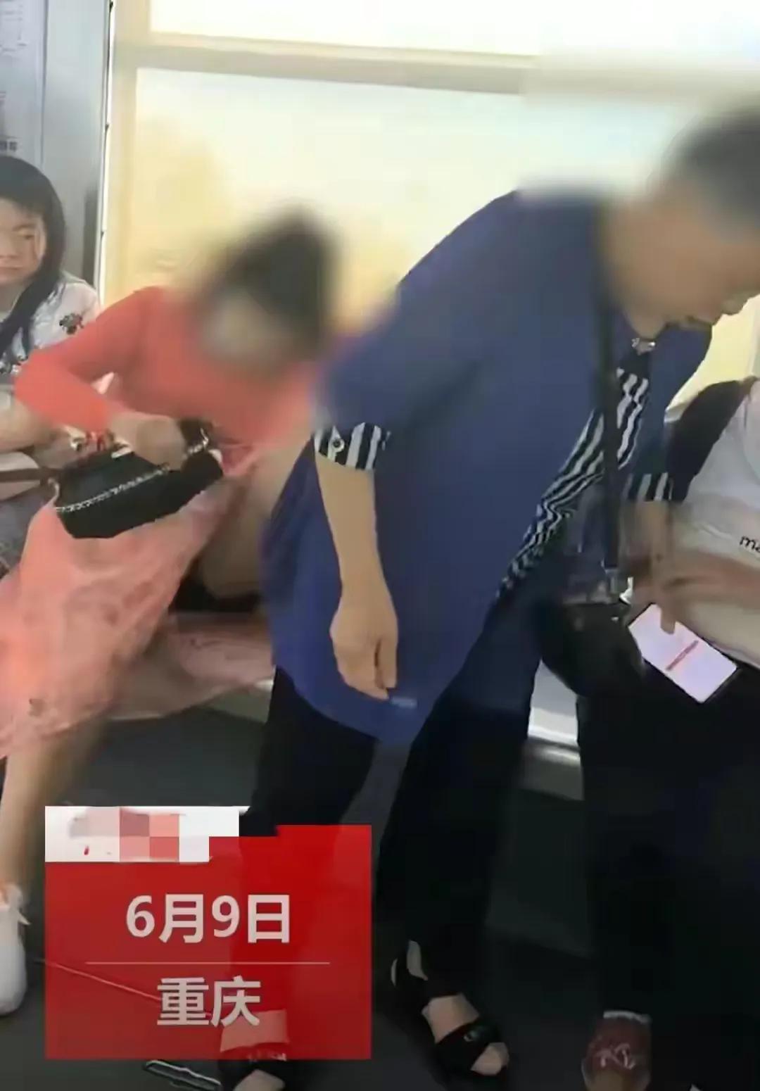 轻轨女子踢老人霸座后续,重庆地铁踢人老人后续