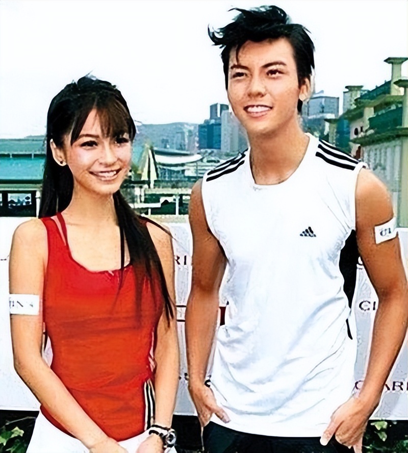 黄晓明当众摸女性屁股，Angelababy不闻不问，最终走向离婚