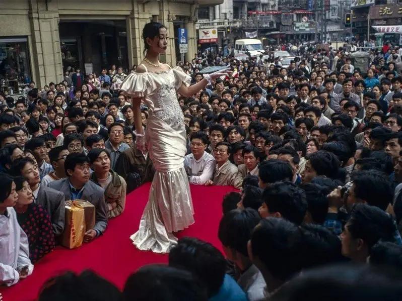 许家印算什么？这个女*子骗**狂揽32亿事发后*债讨**人排满四层楼