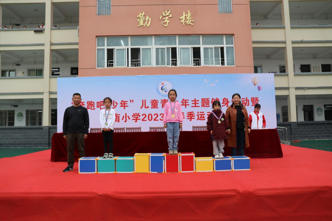 四月芳菲春意暖踏春赏花正当时,四月春意浓踏青赏花正当时