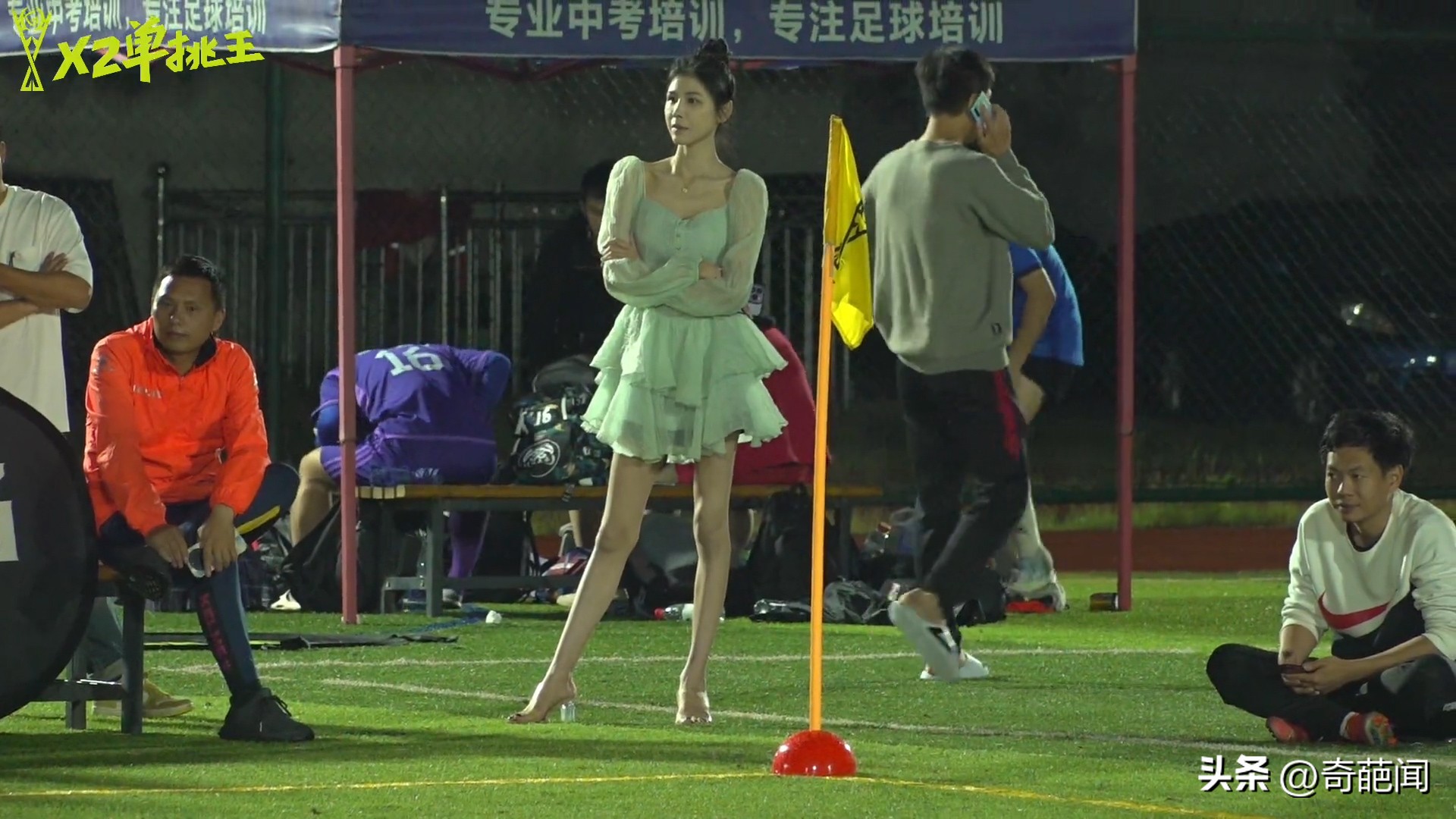 男子带女友踢球,男子踢球带女友来观战