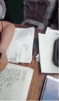 一哥们在殡仪馆守灵，闲着无聊，半夜用手机搜附近的人