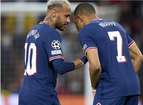 欧冠皇马5-2逆转利物浦本泽马双响,皇马淘汰巴黎本泽马犯规了么