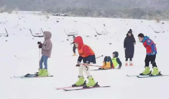 冬奥点燃冰雪热滑雪场迎客流高峰,冬奥点燃冰雪激情