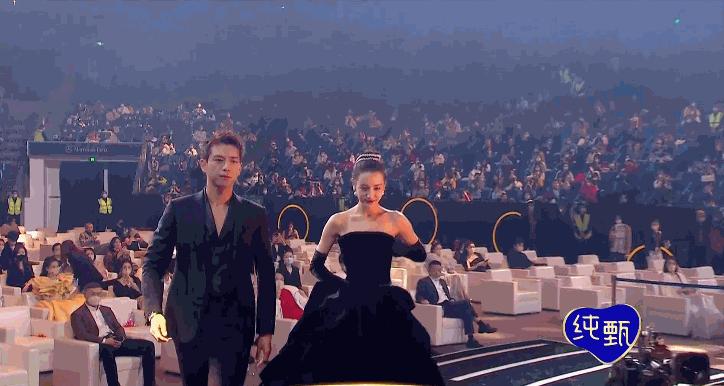 “酥胸半露”却偏要捂着,故作矜持,有一种尴尬叫迪丽热巴玩性感