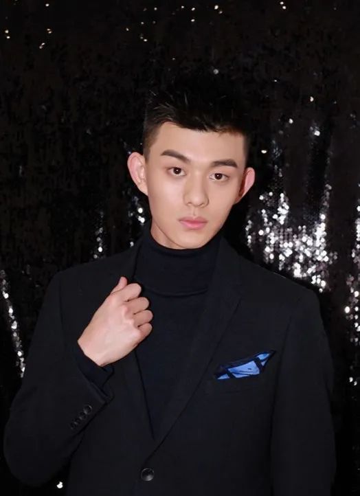 当街小便、踢路人、脚踩高铁桌子，这些明星的素质，一个比一个低