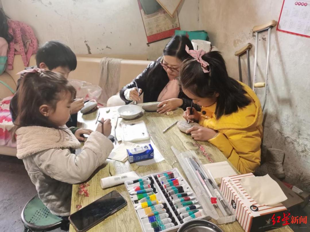 轮椅上的女孩速写,坐在轮椅上的女孩绘画