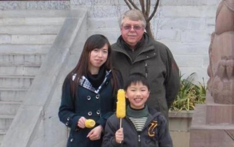 四川女子带子嫁美国人生双胞胎，婆婆带娃，大儿子收到28万成人礼