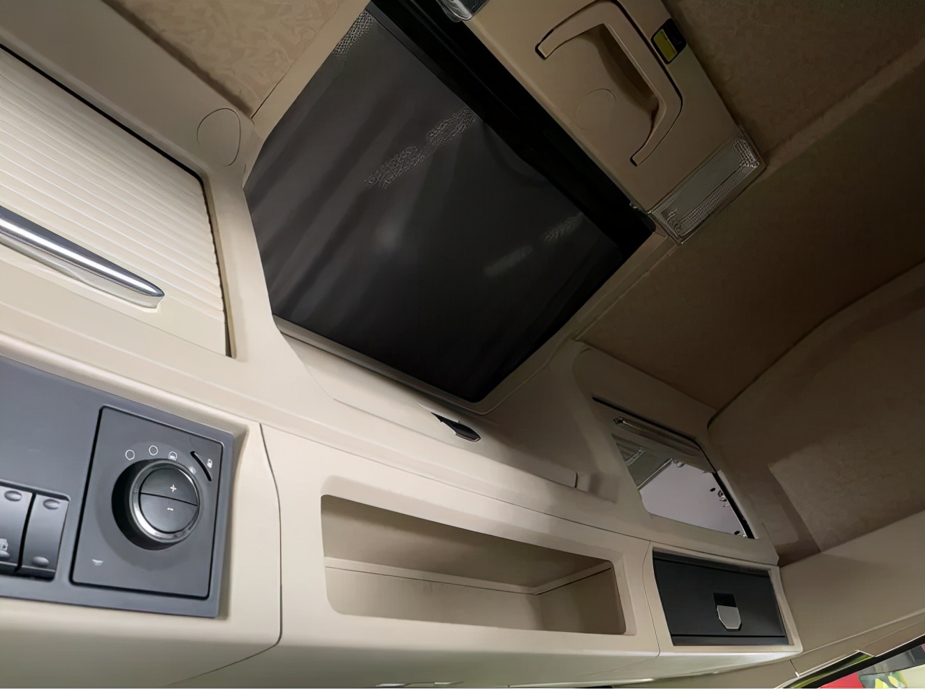 大运重卡v9自动挡操作方法,大运v9重卡新款内饰