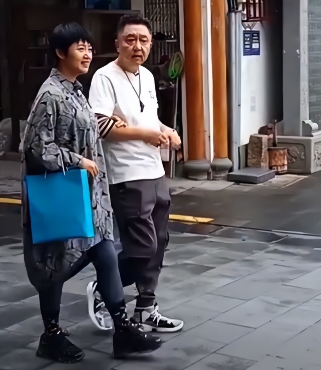 于谦与14岁大儿子首次同台视频,于谦小10岁娇妻真容曝光