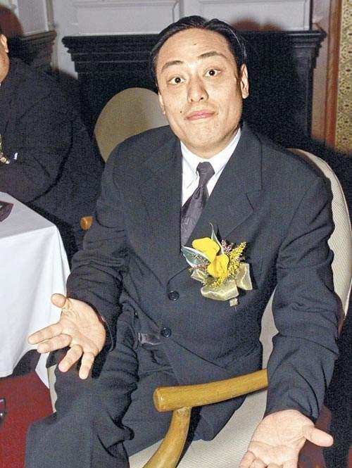 香港穷小子,做房地产身家20亿,疯狂泡女明星,却47岁在东莞猝死