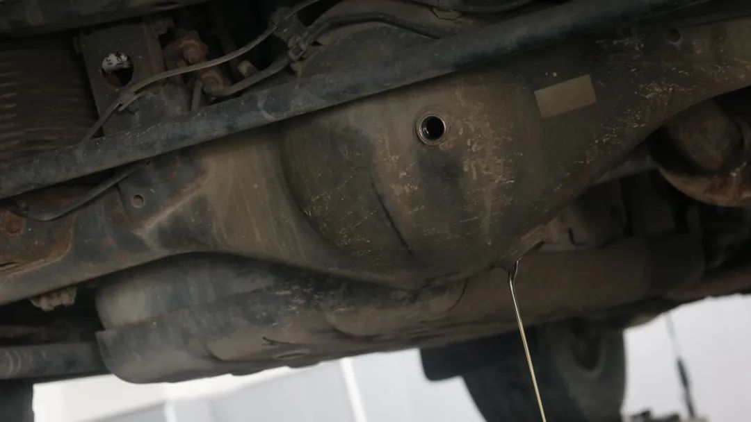 2003年的丰田老霸道，33万公里“车况残旧”，翻新复活变新车